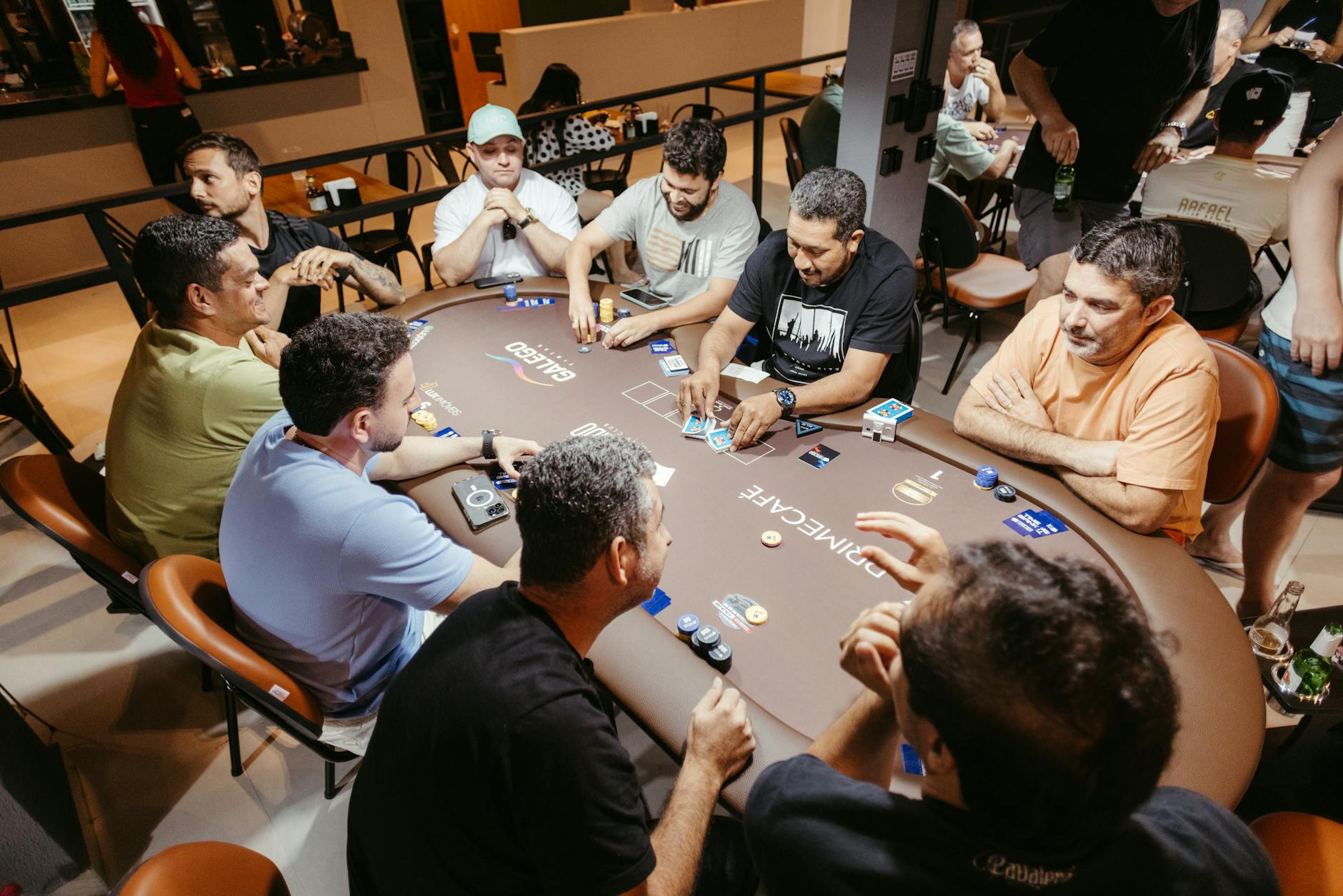 Blackjack live mang lại cảm giác gần với bàn chơi thực tế hơn nhờ dealer thật và hình ảnh trực tiếp.